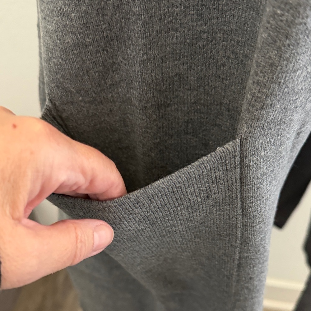 NWT Sleeveless Open Front Long Grey Knit Vest with Pockets - Picture 4 of 12